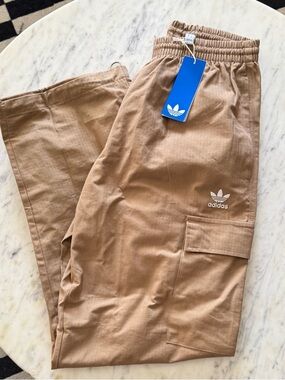 NWT Adidas Men’s Essentials Woven Trefoil Pants - Small Cardboard